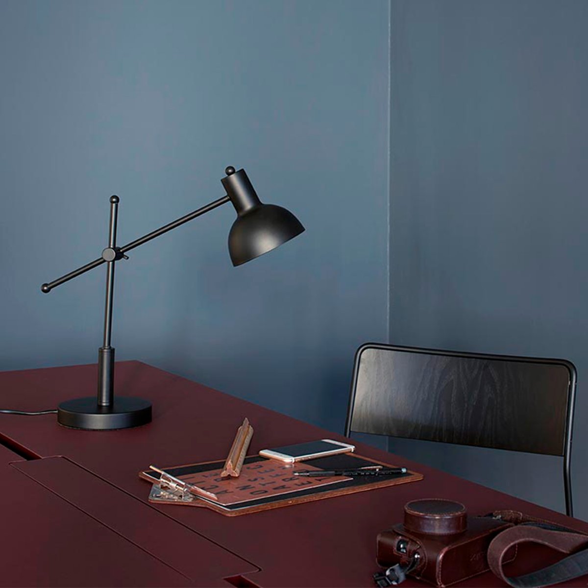 London 42cm Zwart bureaulamp Van Dyberg Larsen - De London bureaulamp heeft een klassiek en verfijnd design met een moderne twist.