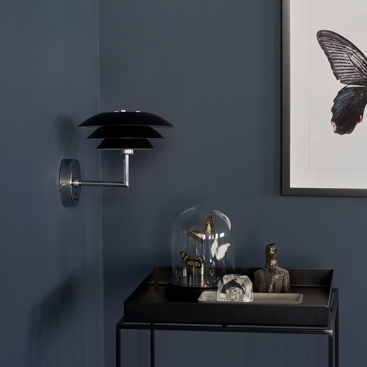 DL20 Zwart wandlamp Van Dyberg Larsen - De DL20 wandlamp heeft een klassiek en eenvoudig design met drie kappen die een mooi en schitteringsvrij licht creëren.