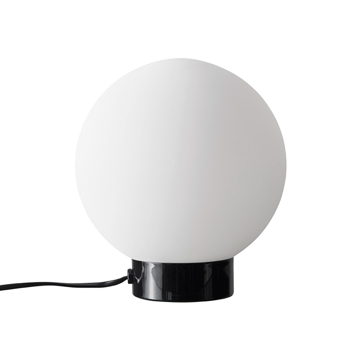 Barcelona 23cm Hoogglans zwart tafellamp Van Dyberg Larsen - Barcelona is een eenvoudige en elegante lamp met een voet van glanzend zwart metaal en een bol van mat opaalglas die een aangenaam licht verspreidt in de omgeving.