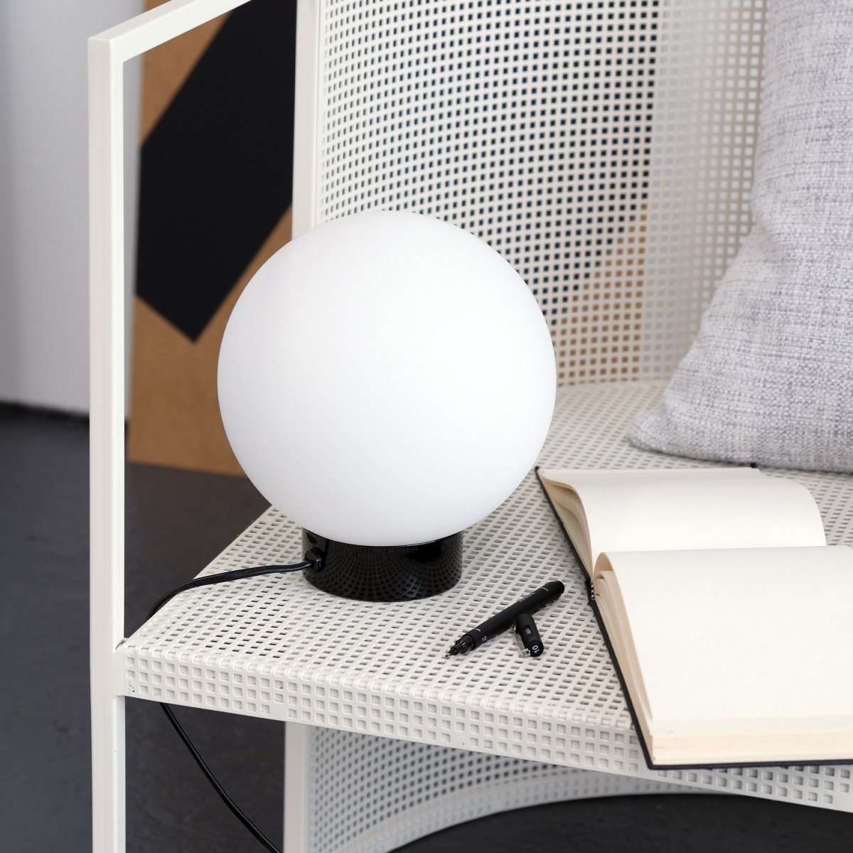 Barcelona 23cm Hoogglans zwart tafellamp Van Dyberg Larsen - Barcelona is een eenvoudige en elegante lamp met een voet van glanzend zwart metaal en een bol van mat opaalglas die een aangenaam licht verspreidt in de omgeving.