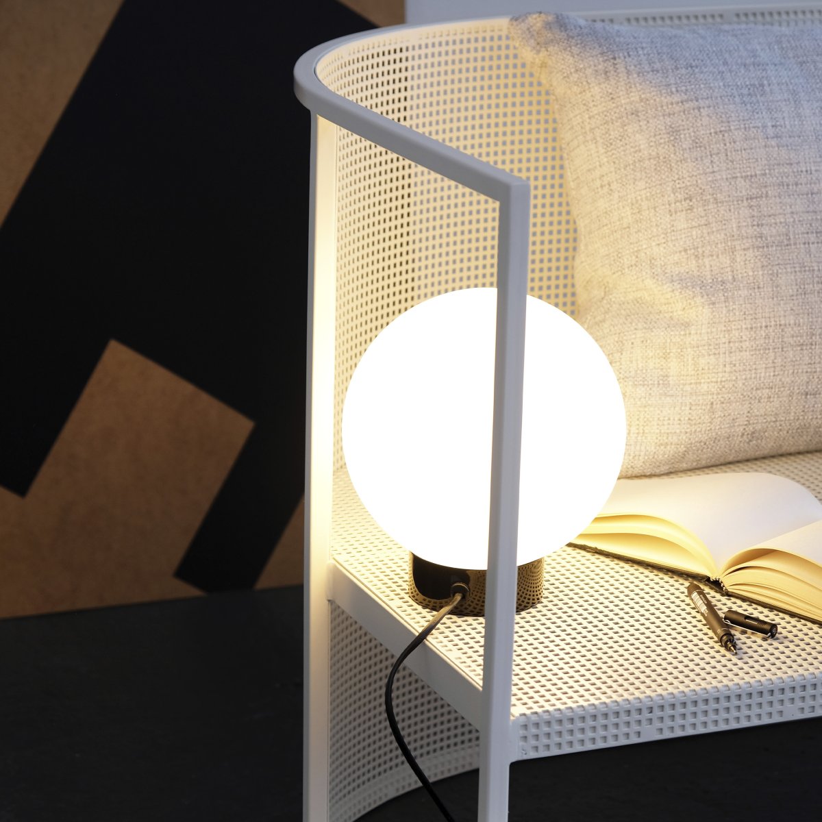 Barcelona 23cm Hoogglans zwart tafellamp Van Dyberg Larsen - Barcelona is een eenvoudige en elegante lamp met een voet van glanzend zwart metaal en een bol van mat opaalglas die een aangenaam licht verspreidt in de omgeving.