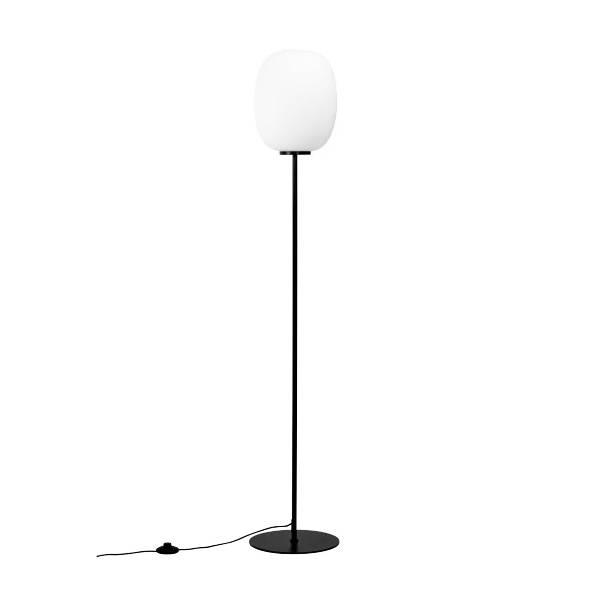 DL39 Zwart vloerlamp Van Dyberg Larsen - De DL39 vloerlamp is een unieke en opwindende lamp met een harmonieus en eenvoudig ontwerp geïnspireerd op klassieke minimalistische lijnen.