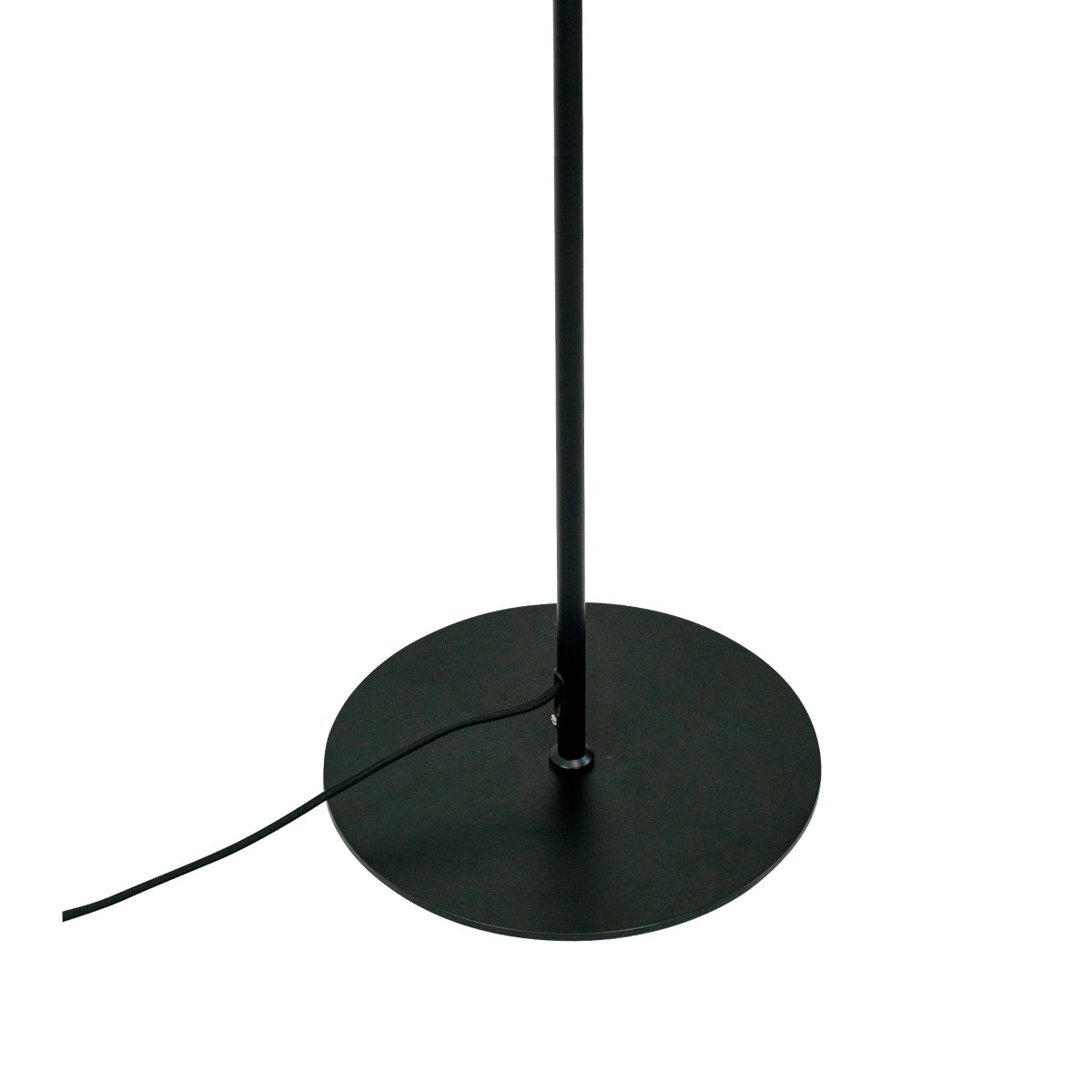 DL39 Zwart vloerlamp Van Dyberg Larsen - De DL39 vloerlamp is een unieke en opwindende lamp met een harmonieus en eenvoudig ontwerp geïnspireerd op klassieke minimalistische lijnen.