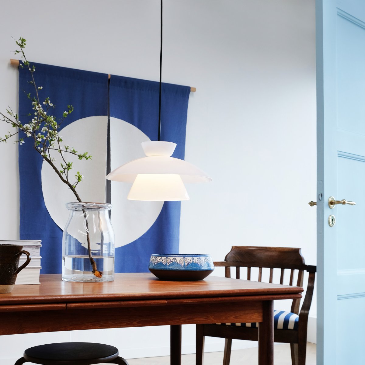 Valby Ø38 Opaal hanglamp Van Dyberg Larsen - De Valby Opal plafondlamp wordt geleverd met een 3m lang zwart textielsnoer, waardoor u de lamp gemakkelijk kunt ophangen.