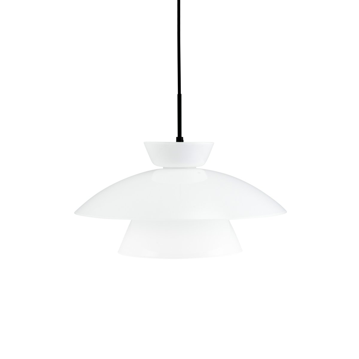 Valby Ø20 Opaal hanglamp Van Dyberg Larsen - De Valby Opal plafondlamp wordt geleverd met een 3m lang zwart textielsnoer, waardoor u de lamp gemakkelijk kunt ophangen.