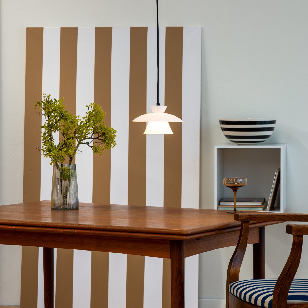 Valby Ø20 Opaal hanglamp Van Dyberg Larsen - De Valby Opal plafondlamp wordt geleverd met een 3m lang zwart textielsnoer, waardoor u de lamp gemakkelijk kunt ophangen.