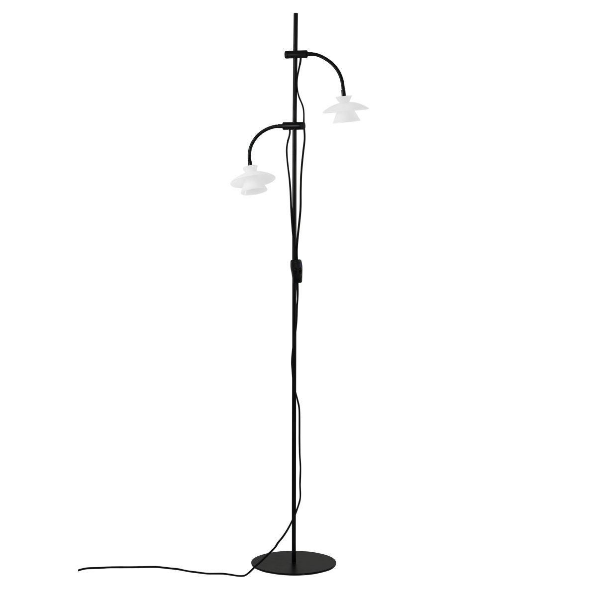 Valby Zwart vloerlamp Van Dyberg Larsen - De Valby vloerlamp in opaalglas met een zwarte metalen voet is een stijlvolle en klassieke lamp die in elk interieur past.