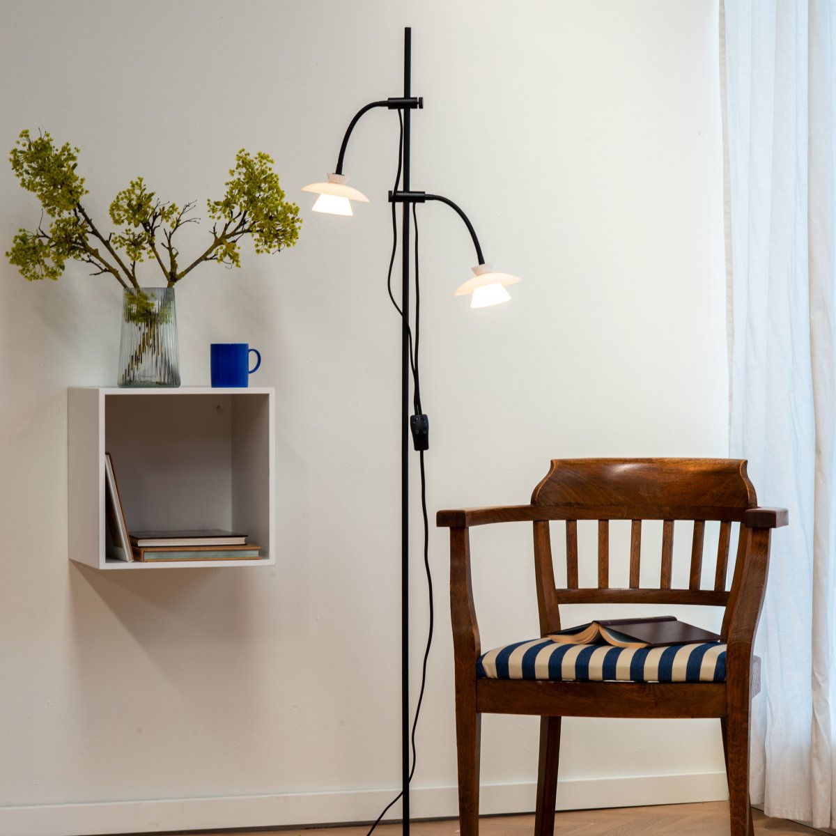 Valby Zwart vloerlamp Van Dyberg Larsen - De Valby vloerlamp in opaalglas met een zwarte metalen voet is een stijlvolle en klassieke lamp die in elk interieur past.