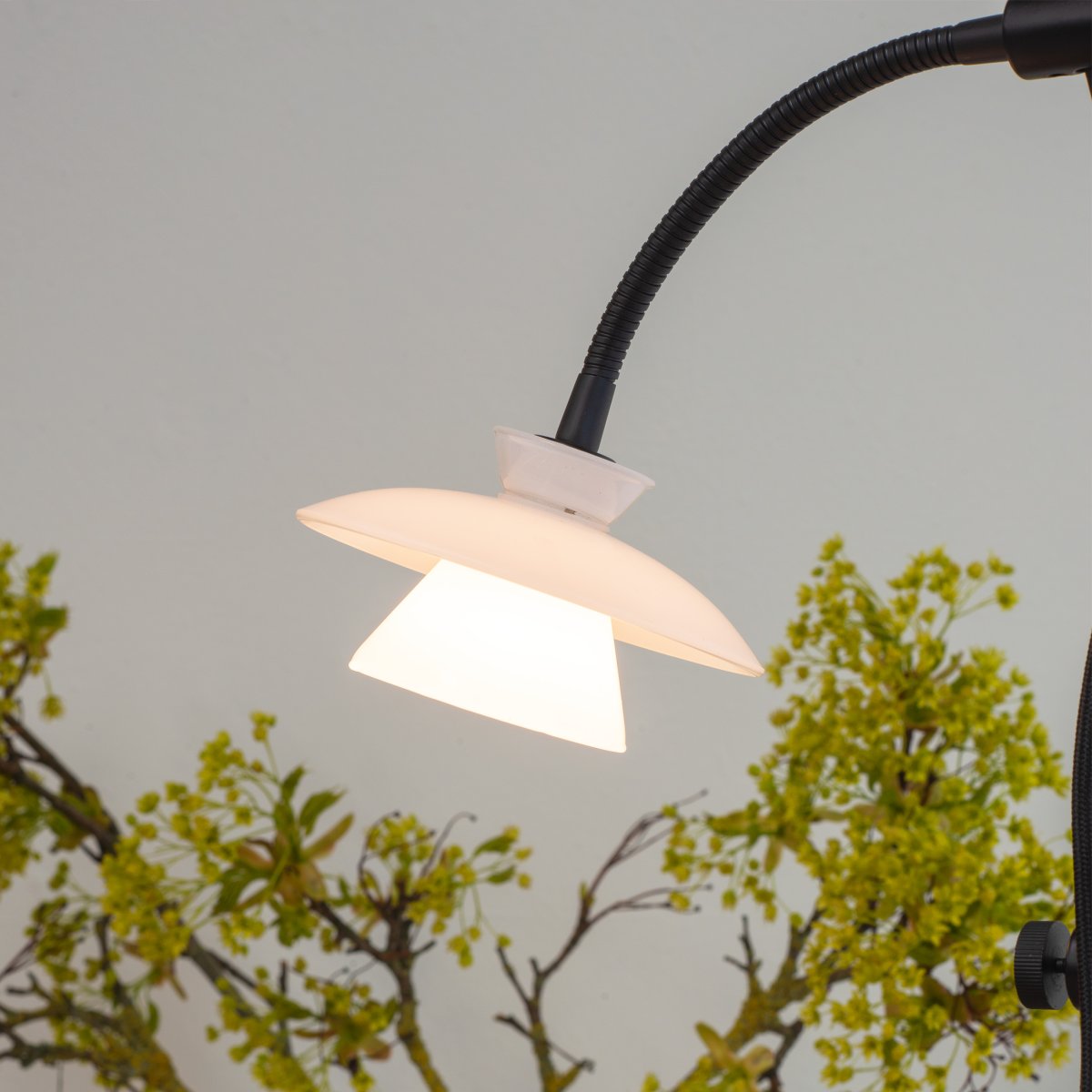 Valby Zwart vloerlamp Van Dyberg Larsen - De Valby vloerlamp in opaalglas met een zwarte metalen voet is een stijlvolle en klassieke lamp die in elk interieur past.