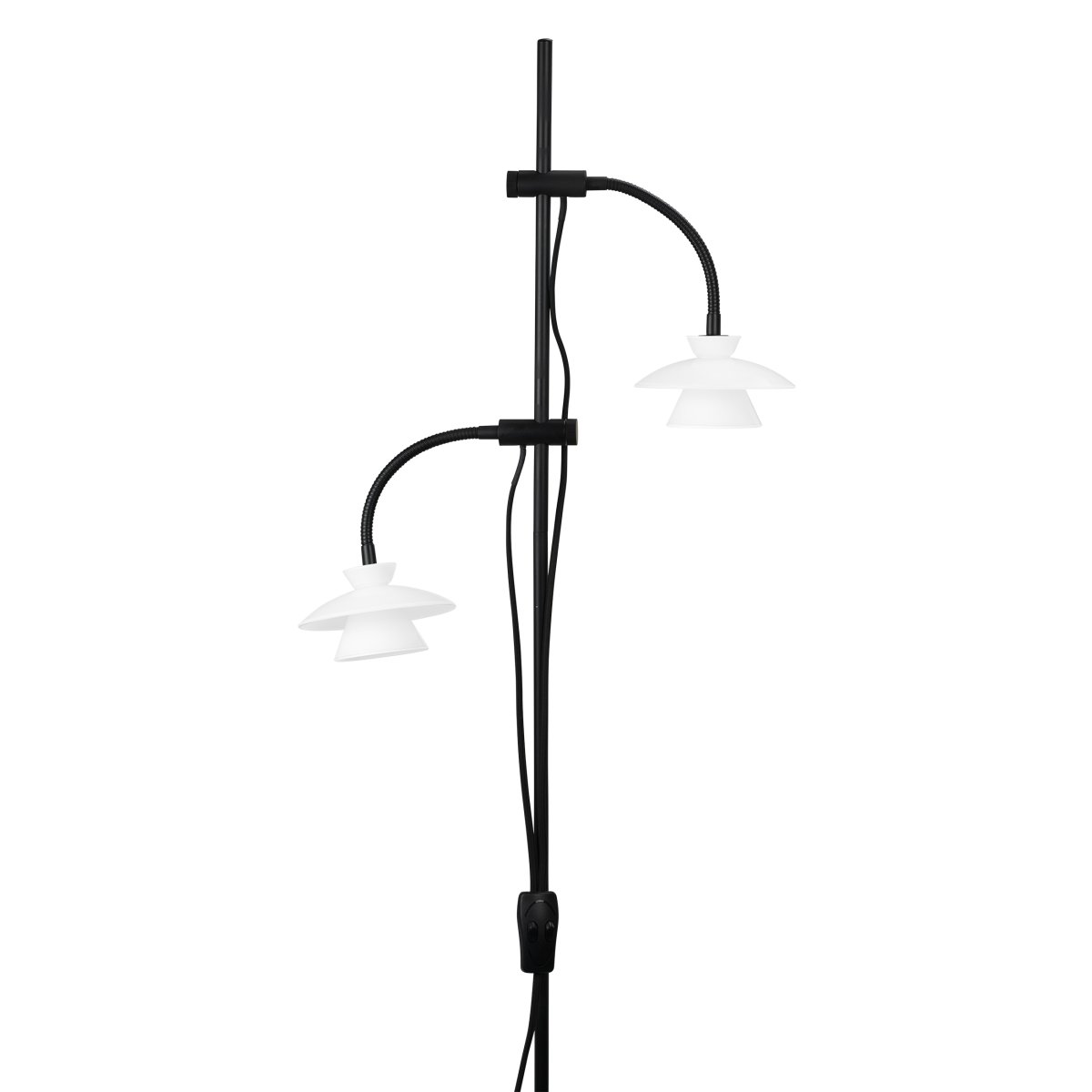 Valby Zwart vloerlamp Van Dyberg Larsen - De Valby vloerlamp in opaalglas met een zwarte metalen voet is een stijlvolle en klassieke lamp die in elk interieur past.
