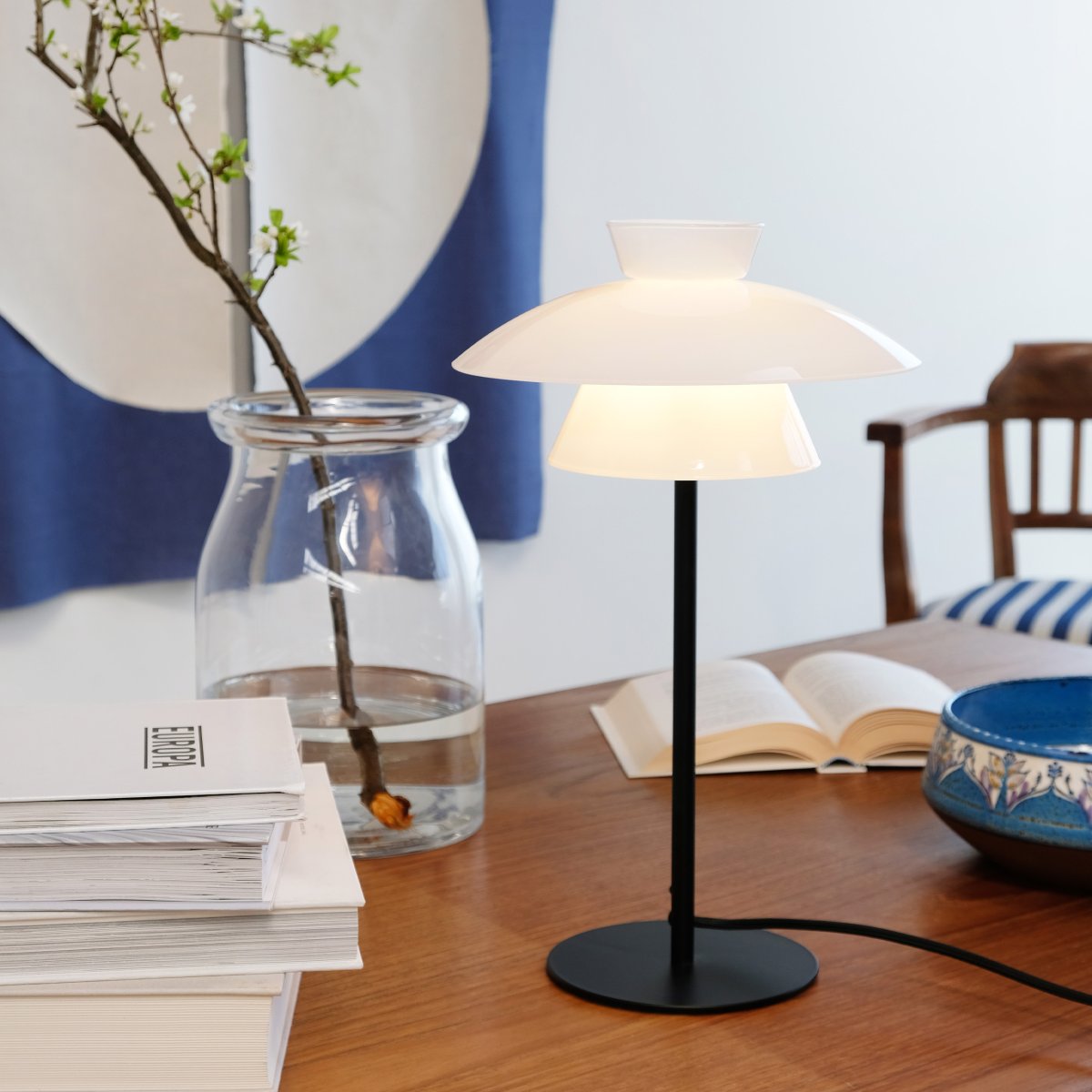 Valby 40cm Zwart tafellamp Van Dyberg Larsen - Het zwarte metaal in combinatie met de opaalglazen kappen creëert een mooi lichtpatroon in de kamer zonder te verblinden.