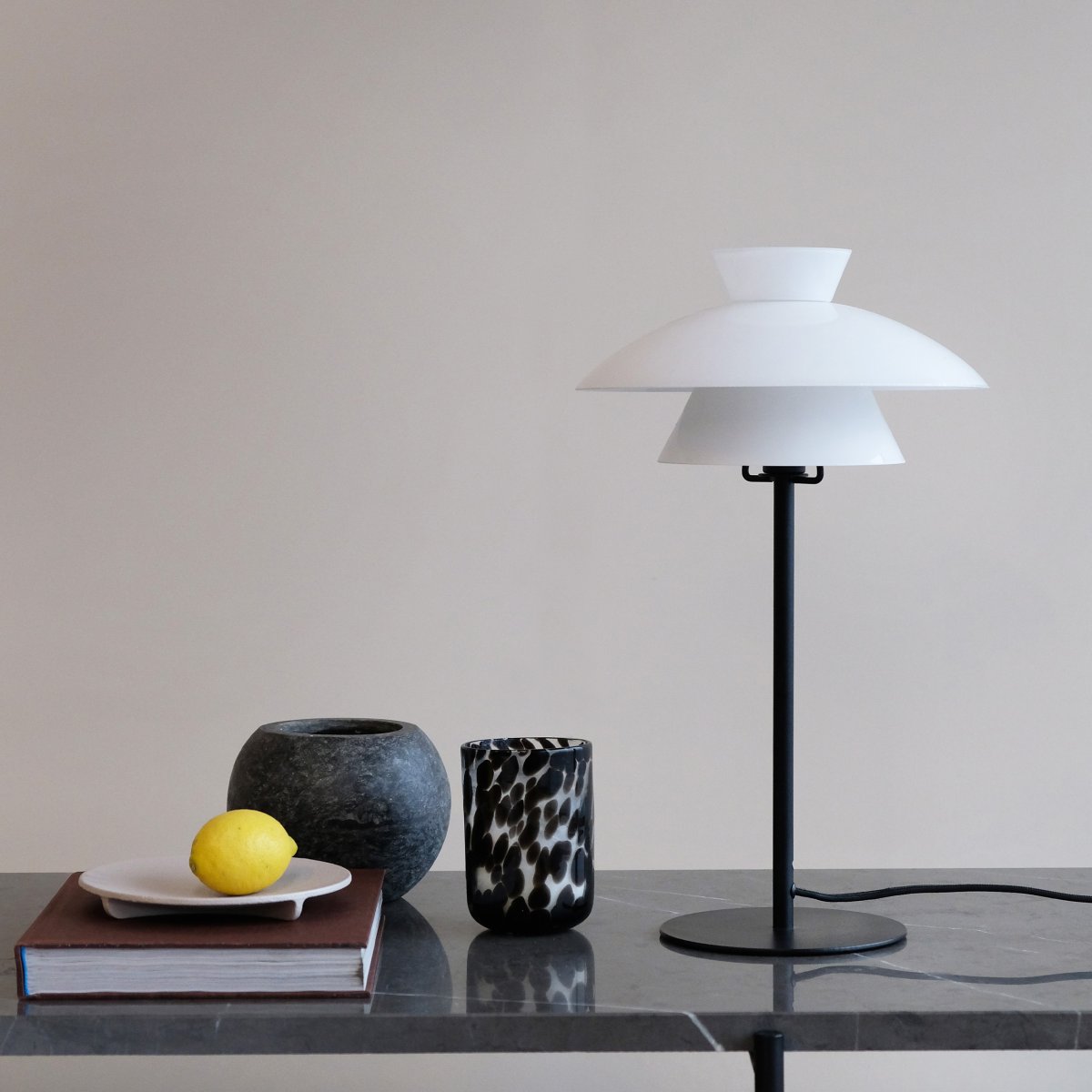 Valby 40cm Zwart tafellamp Van Dyberg Larsen - Het zwarte metaal in combinatie met de opaalglazen kappen creëert een mooi lichtpatroon in de kamer zonder te verblinden.