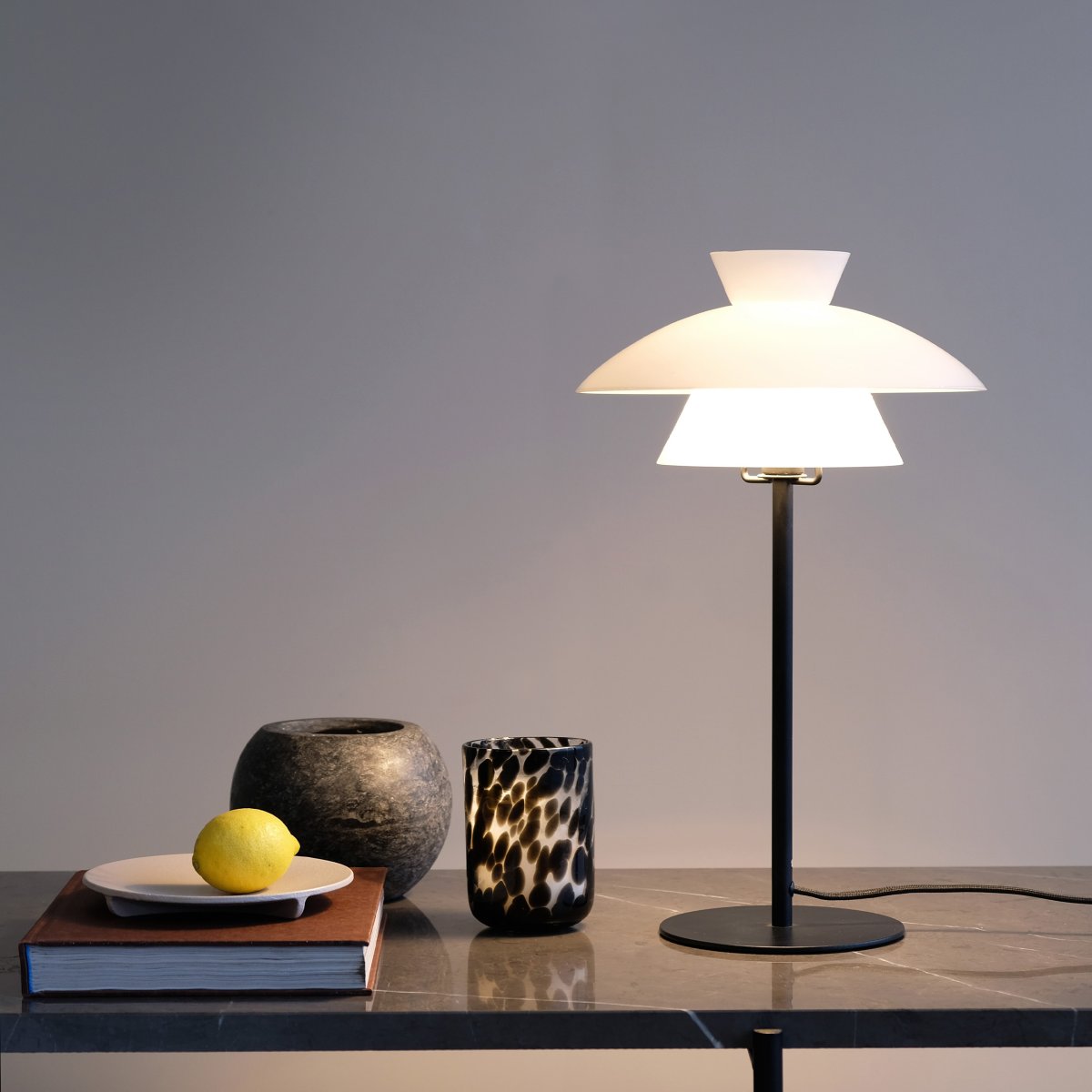 Valby 40cm Zwart tafellamp Van Dyberg Larsen - Het zwarte metaal in combinatie met de opaalglazen kappen creëert een mooi lichtpatroon in de kamer zonder te verblinden.