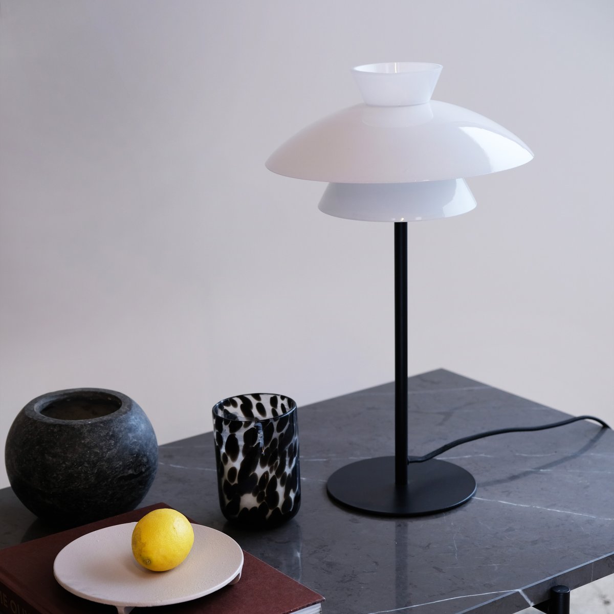 Valby 40cm Zwart tafellamp Van Dyberg Larsen - Het zwarte metaal in combinatie met de opaalglazen kappen creëert een mooi lichtpatroon in de kamer zonder te verblinden.