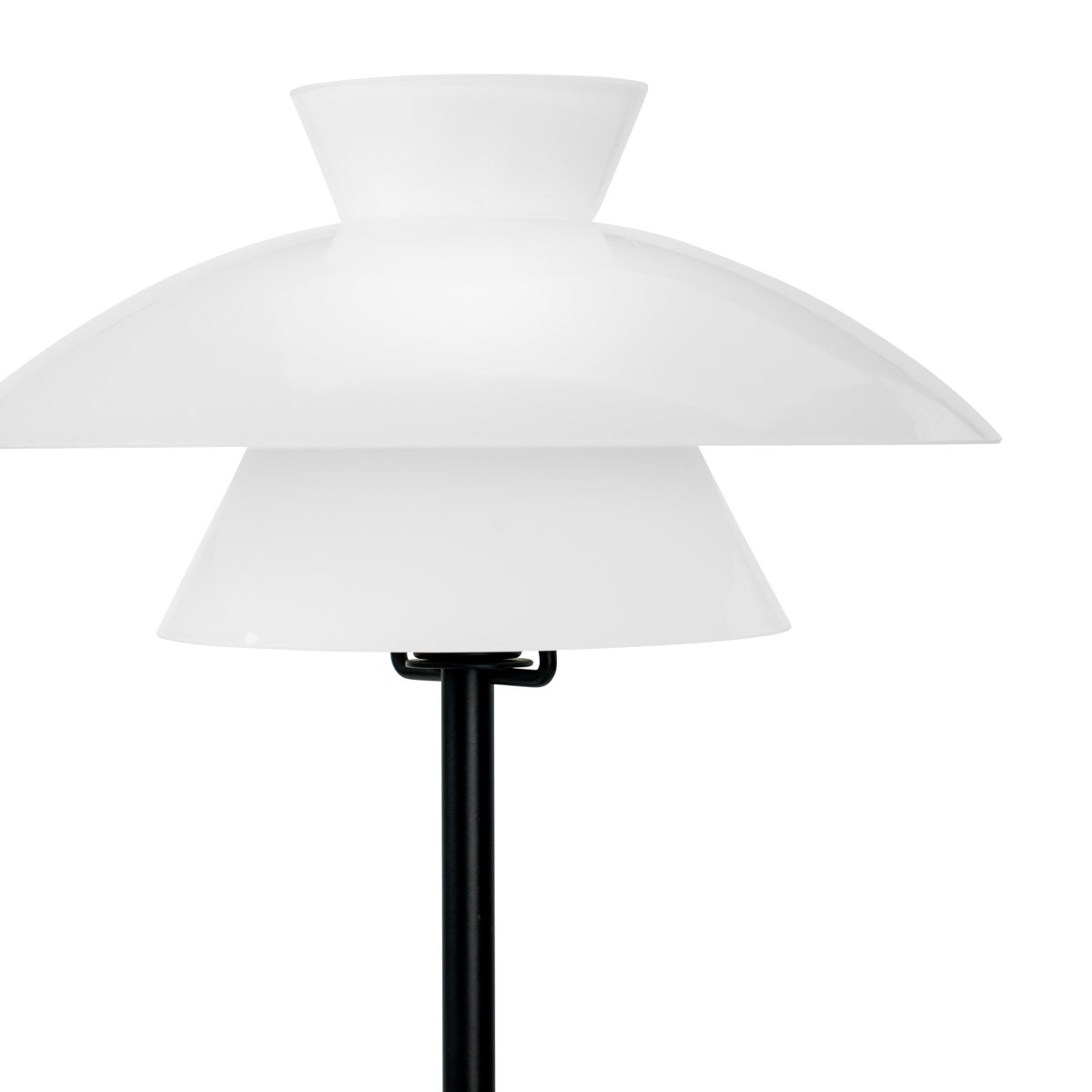 Valby 40cm Zwart tafellamp Van Dyberg Larsen - Het zwarte metaal in combinatie met de opaalglazen kappen creëert een mooi lichtpatroon in de kamer zonder te verblinden.