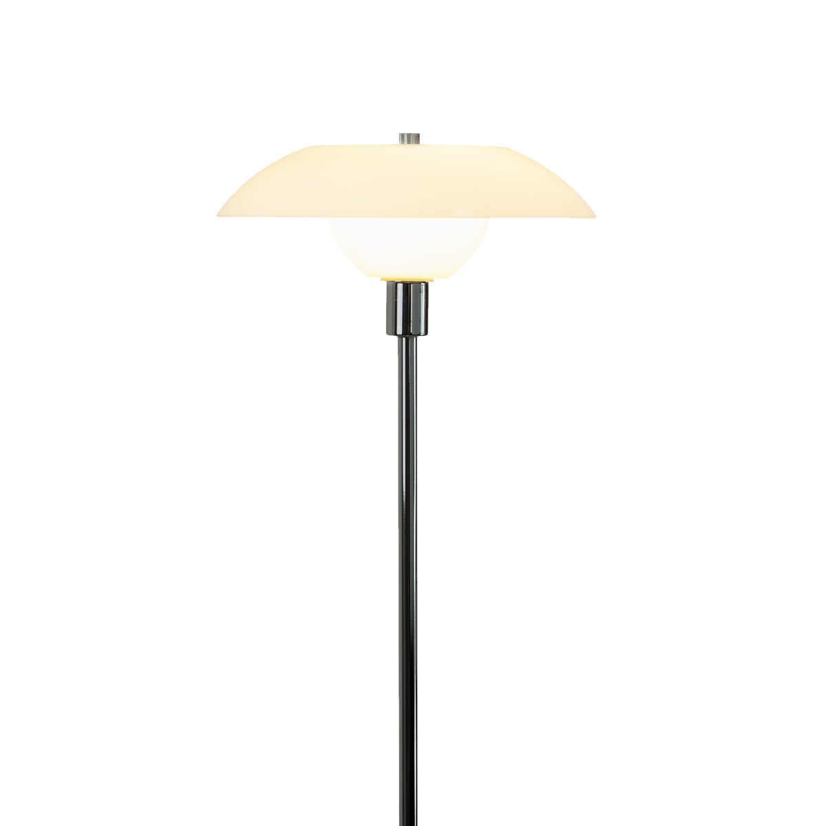 Bergen Opaal vloerlamp Van Dyberg Larsen - Het verchroomde metaal in combinatie met de opaalglazen kappen creëert een mooi lichtpatroon in de kamer zonder te verblinden.