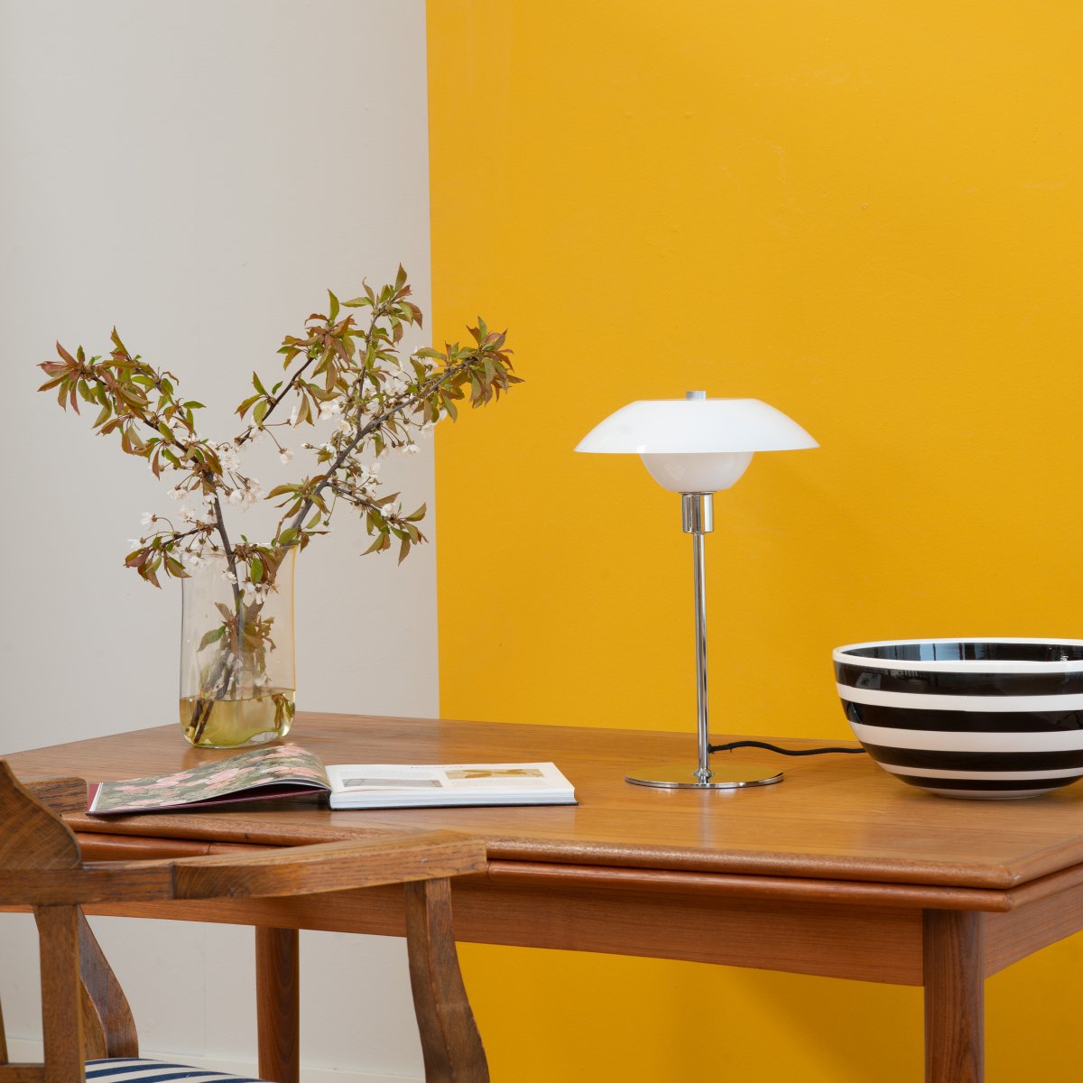 Bergen 38cm Opaal tafellamp Van Dyberg Larsen - Het verchroomde metaal in combinatie met de opaalglazen kappen creëert een mooi lichtpatroon in de kamer zonder te verblinden.