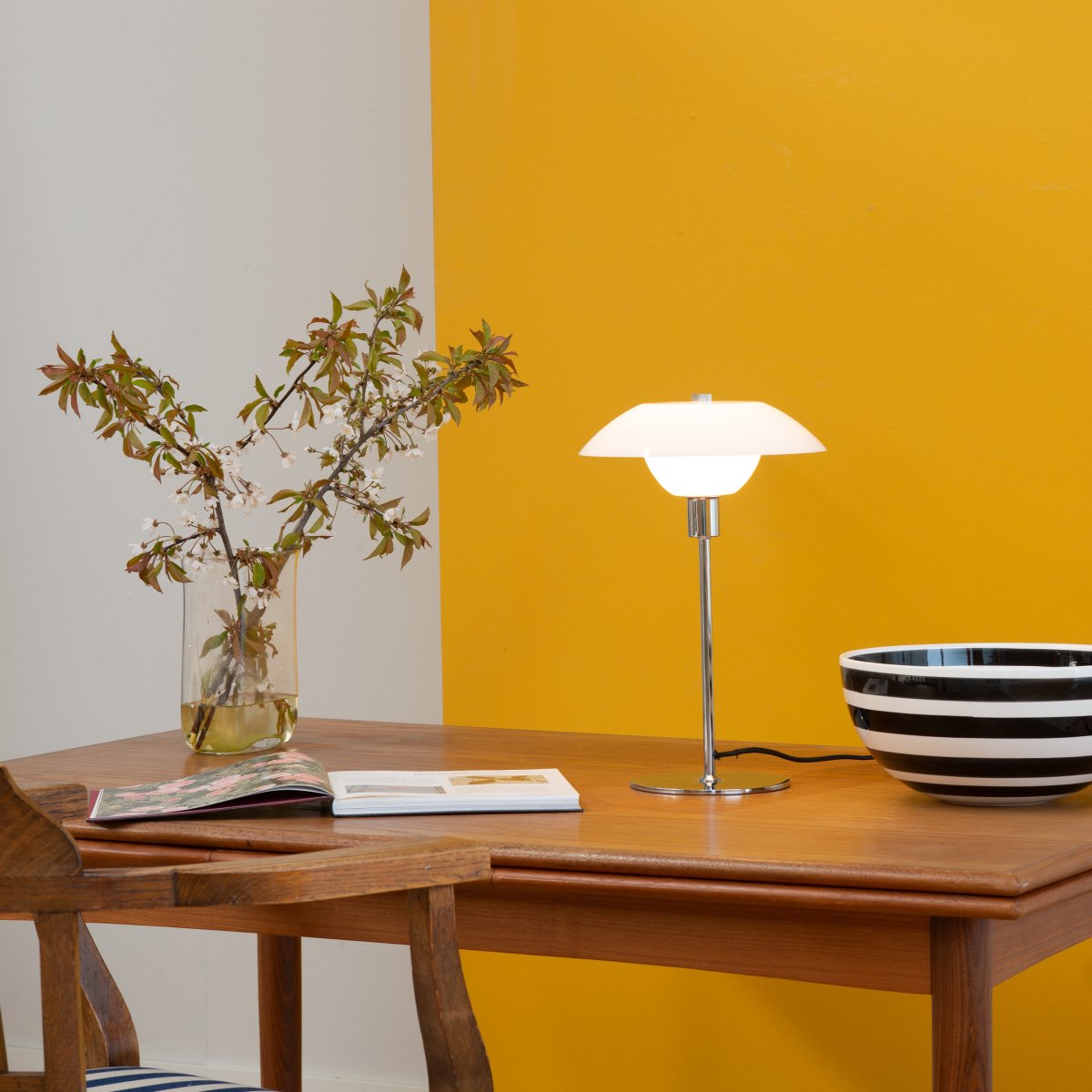 Bergen 38cm Opaal tafellamp Van Dyberg Larsen - Het verchroomde metaal in combinatie met de opaalglazen kappen creëert een mooi lichtpatroon in de kamer zonder te verblinden.