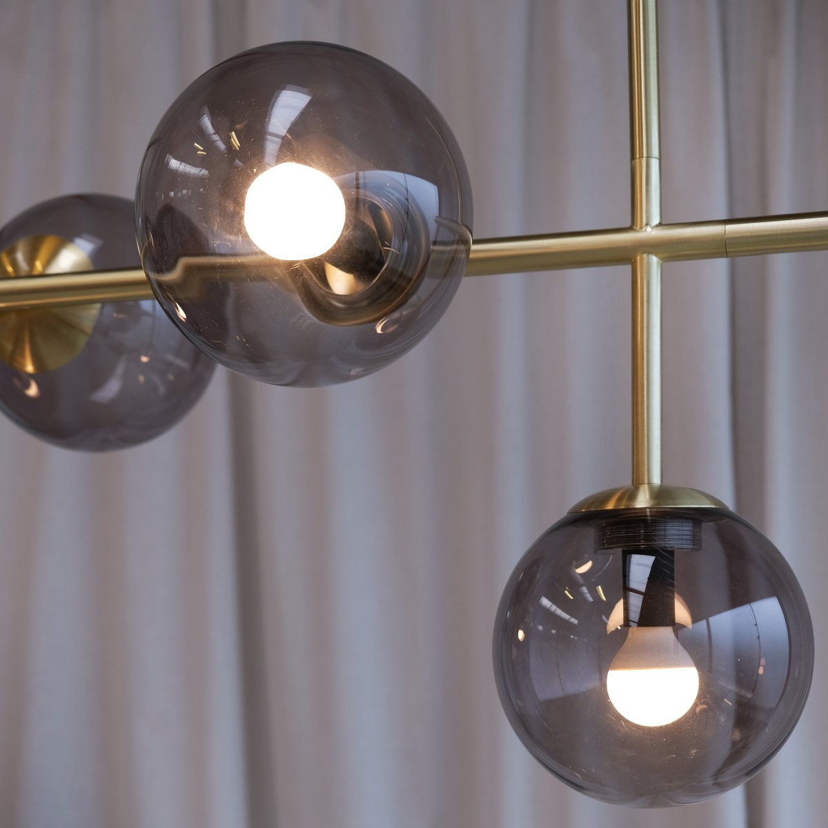 Como 93cm Messing hanglamp Van Dyberg Larsen - De mooie details geven de lamp een uniek karakter, waarbij het verschil in messingmateriaal tussen de ophanging en het laatste deel van de lamp de overgang van ophanging naar lamp markeert.