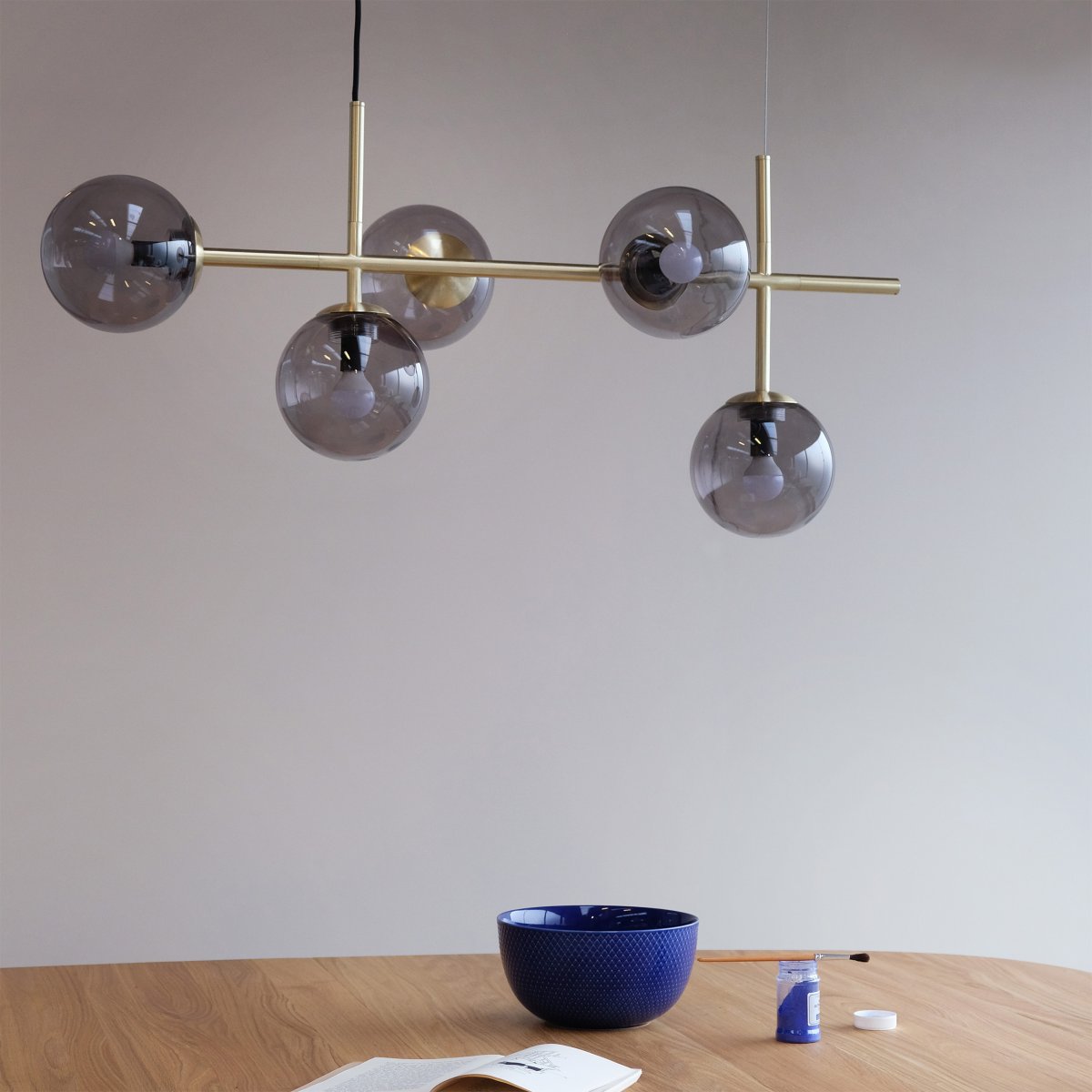 Como 93cm Messing hanglamp Van Dyberg Larsen - De mooie details geven de lamp een uniek karakter, waarbij het verschil in messingmateriaal tussen de ophanging en het laatste deel van de lamp de overgang van ophanging naar lamp markeert.