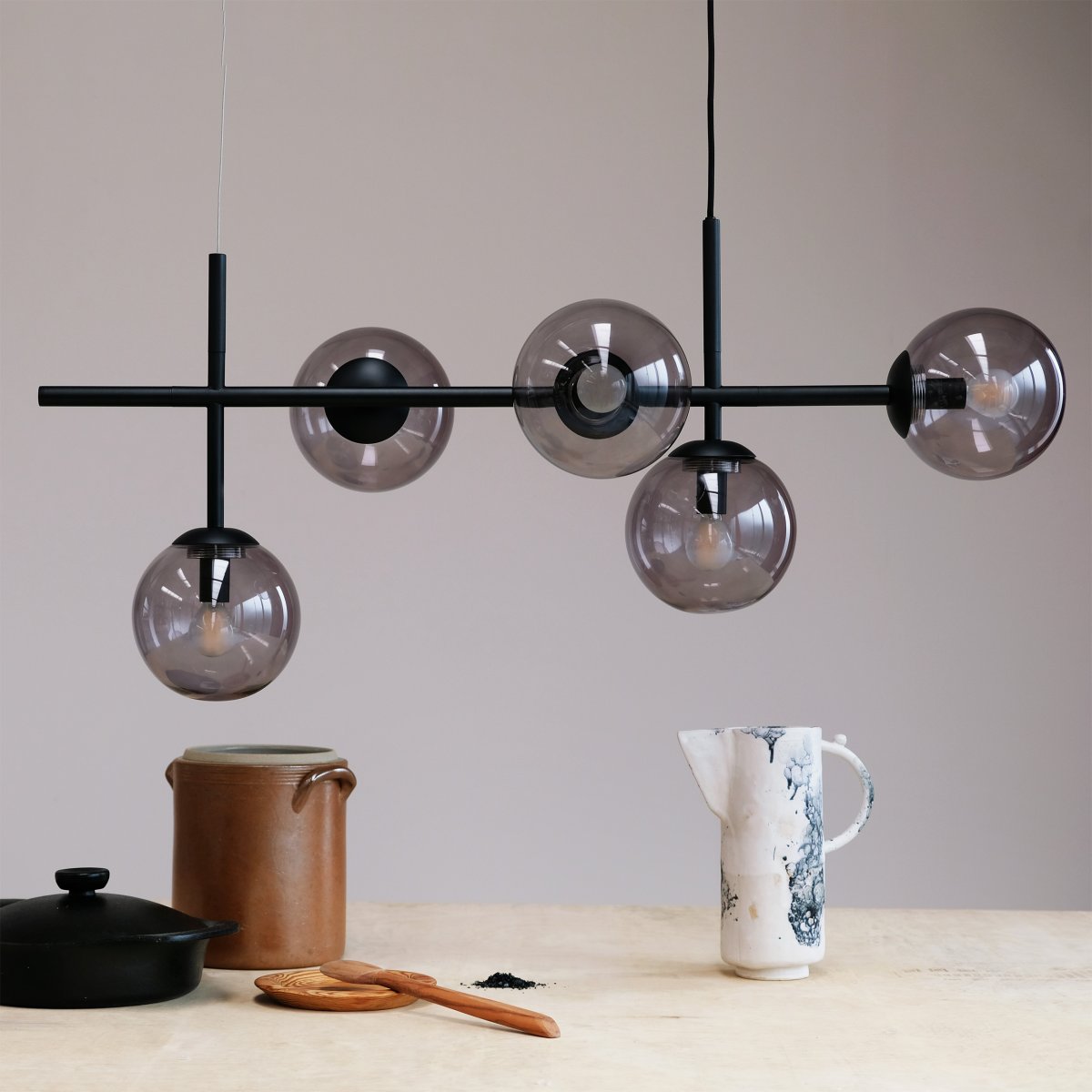 Como 93cm Zwart hanglamp Van Dyberg Larsen - De kappen van gerookt glas verspreiden zacht licht en creëren zo een aangename sfeer voor gezellige diners.