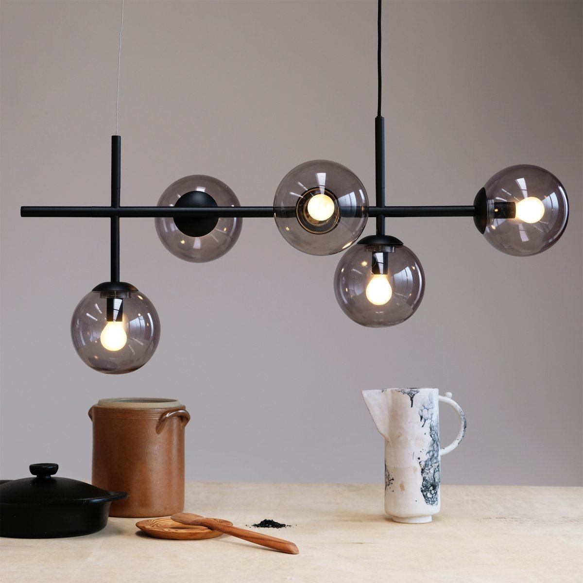 Como 93cm Zwart hanglamp Van Dyberg Larsen - De kappen van gerookt glas verspreiden zacht licht en creëren zo een aangename sfeer voor gezellige diners.