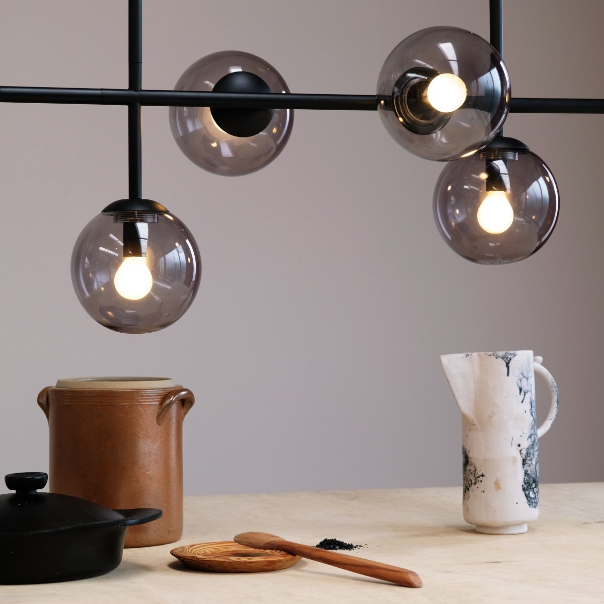 Como 93cm Zwart hanglamp Van Dyberg Larsen - De kappen van gerookt glas verspreiden zacht licht en creëren zo een aangename sfeer voor gezellige diners.