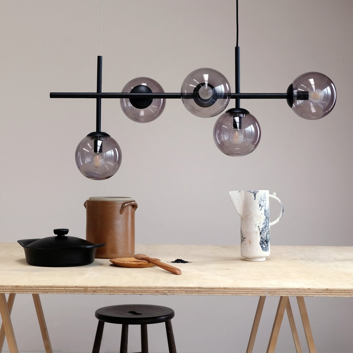 Como 93cm Zwart hanglamp Van Dyberg Larsen - De kappen van gerookt glas verspreiden zacht licht en creëren zo een aangename sfeer voor gezellige diners.