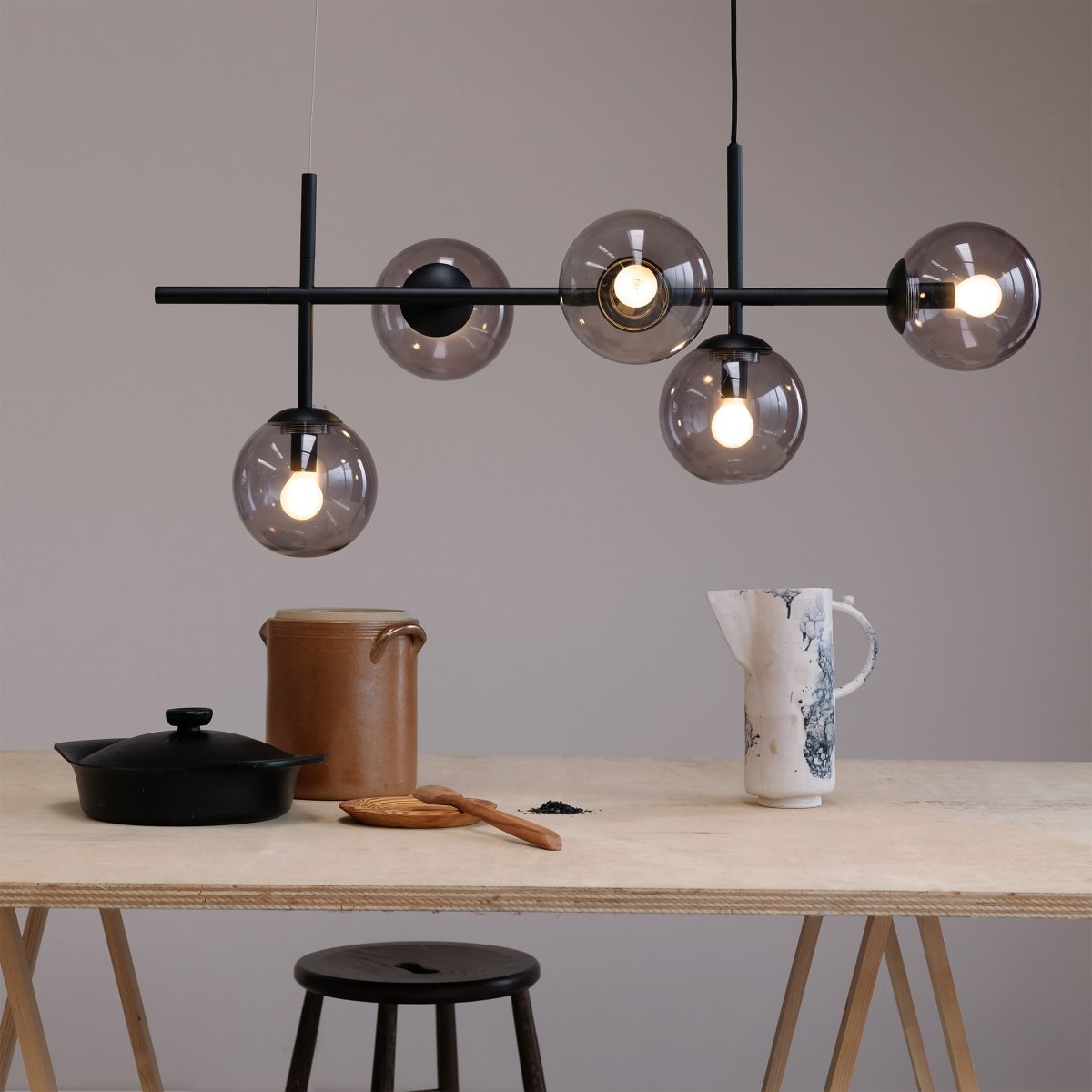 Como 93cm Zwart hanglamp Van Dyberg Larsen - De kappen van gerookt glas verspreiden zacht licht en creëren zo een aangename sfeer voor gezellige diners.