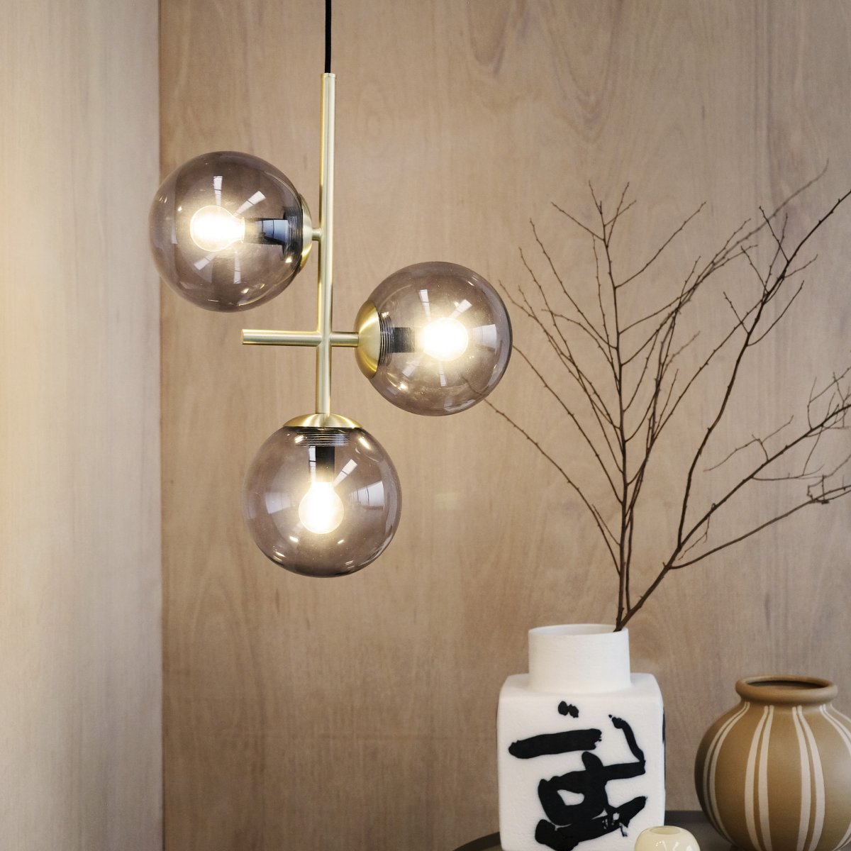 Como Ø30 Messing hanglamp Van Dyberg Larsen - De kappen van gerookt glas geven de lamp een uniek karakter en u kunt experimenteren met verschillende lichtbronnen om een persoonlijke uitstraling te creëren.