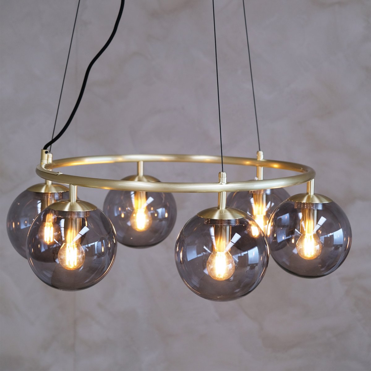 Como Ø65 Messing hanglamp Van Dyberg Larsen - Het messingkleurige frame van de lamp geeft een luxe uitstraling en is daardoor een perfecte aanvulling boven de eettafel of in de woonkamer.