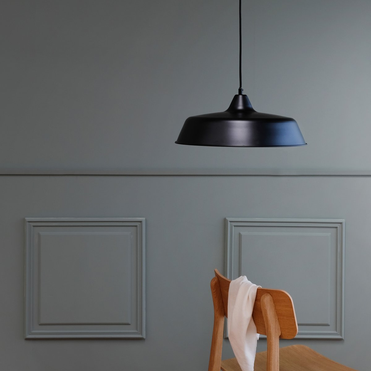 Raw Ø40 Zwart hanglamp Van Dyberg Larsen - Raw Pendant is een moderne en stijlvolle metalen plafondlamp met een charmant design.