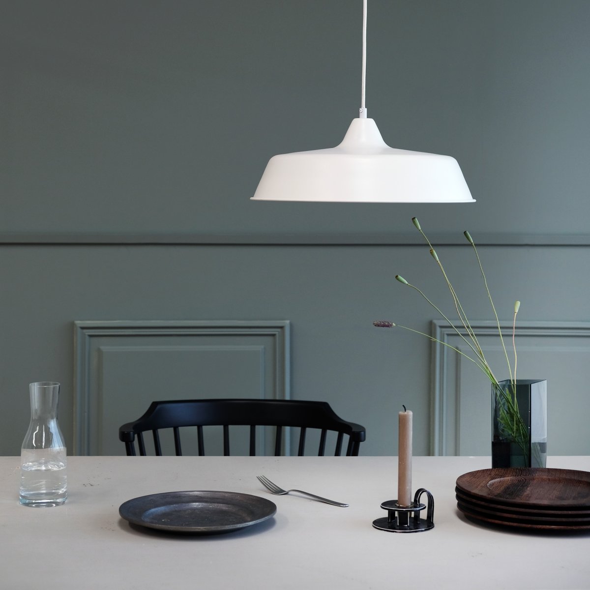 Raw Ø40 Wit hanglamp Van Dyberg Larsen - Raw Pendant is een moderne en stijlvolle metalen plafondlamp met een charmant design.