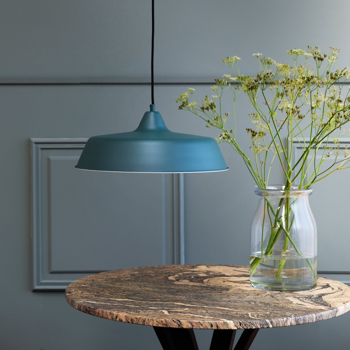 Raw Ø40 Donkergroen hanglamp Van Dyberg Larsen - Raw Pendant is een moderne en stijlvolle metalen plafondlamp met een charmant design.