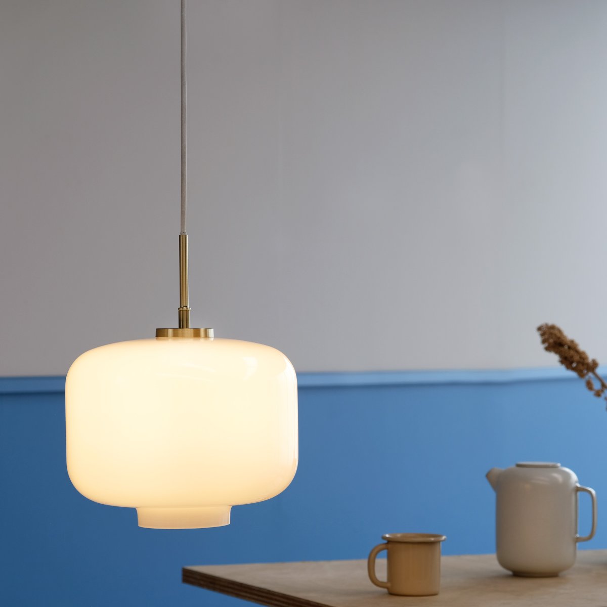 Arp Ø30 Messing hanglamp Van Dyberg Larsen - Geef uw huis een moderne en klassieke toets met de Arp plafondlamp.