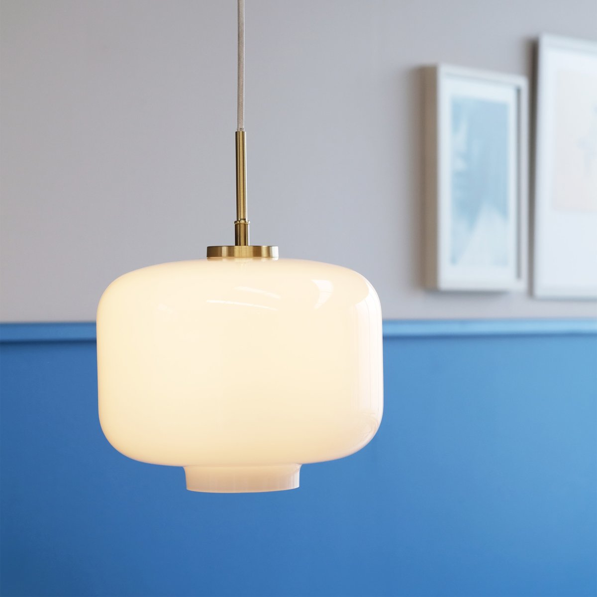 Arp Ø25 Opaal hanglamp Van Dyberg Larsen - De ARP plafondlamp in opaalwit glas is een klassiek model dat in elke omgeving past, zowel modern als klassiek.