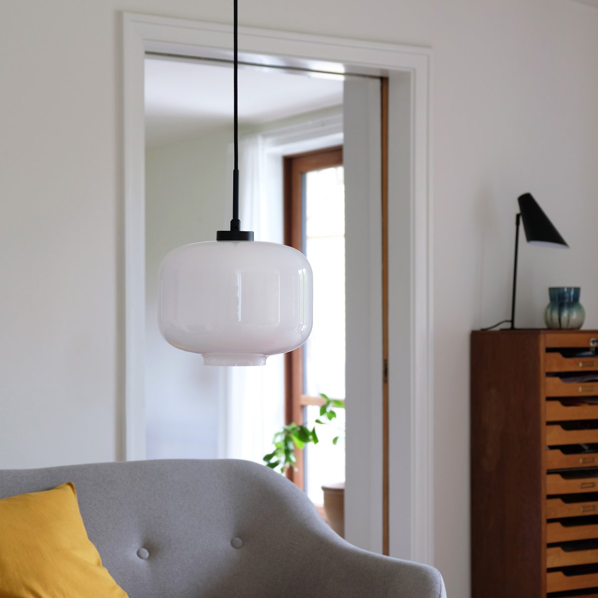 Arp Ø25 Opaal hanglamp Van Dyberg Larsen - De ARP plafondlamp in opaalwit glas is een klassiek model dat in elke omgeving past, zowel modern als klassiek.