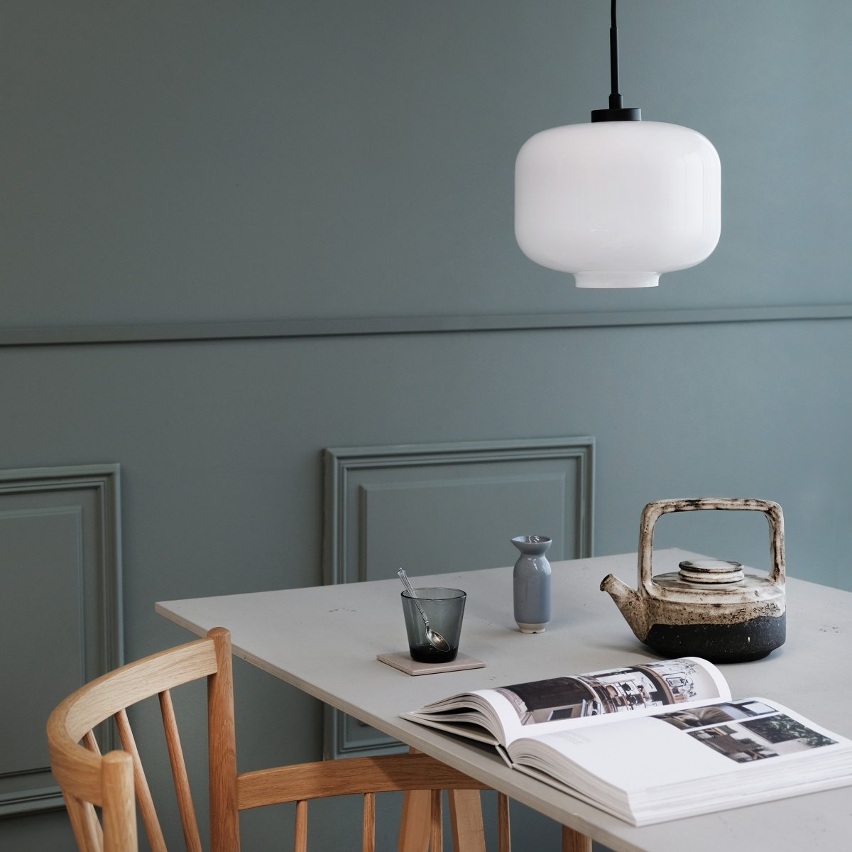 Arp Ø25 Opaal hanglamp Van Dyberg Larsen - De ARP plafondlamp in opaalwit glas is een klassiek model dat in elke omgeving past, zowel modern als klassiek.
