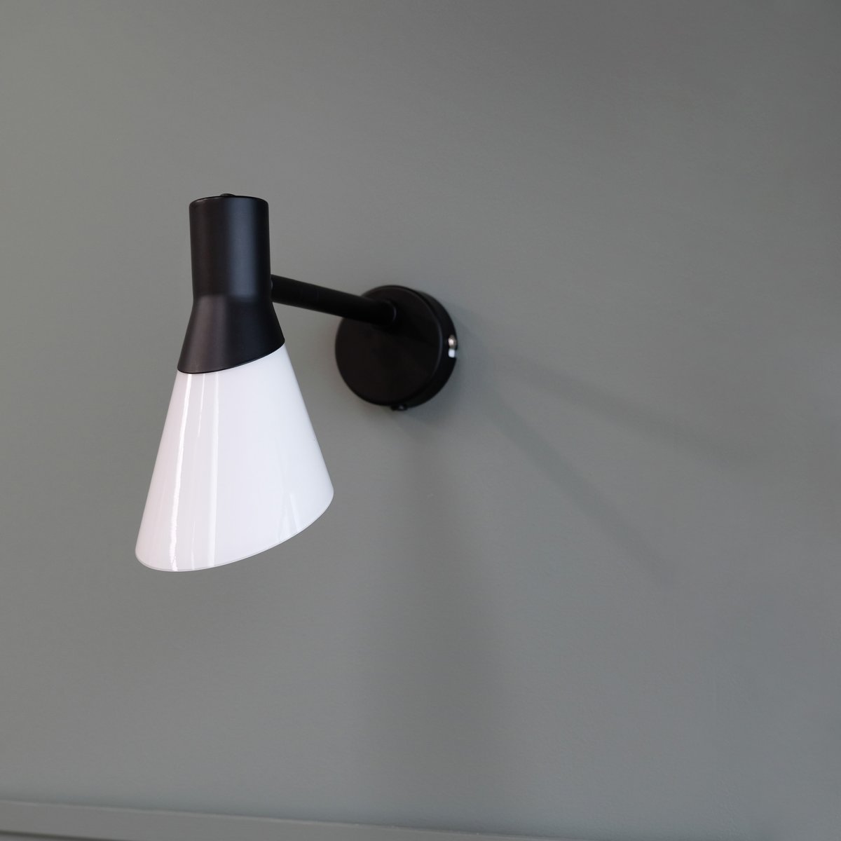 Gent 30cm Zwart wandlamp Van Dyberg Larsen - Gent is een moderne en stijlvolle wandlamp met een lampenkap van opaalglas gecombineerd met zwart metaal.