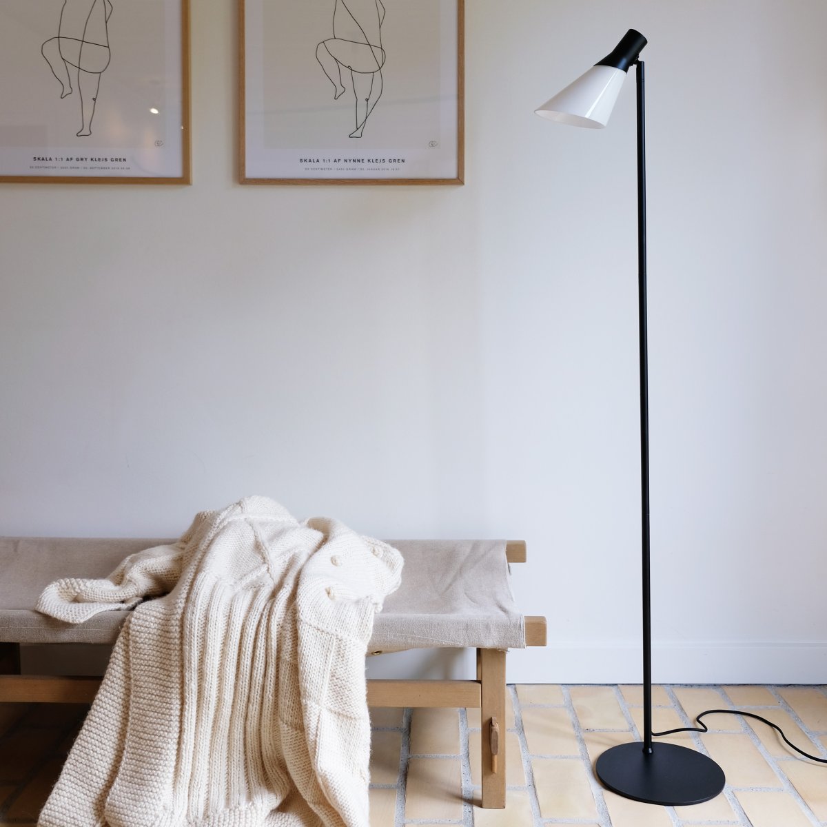 Gent Zwart vloerlamp Van Dyberg Larsen - Gent is een moderne en stijlvolle staande lamp met een lampenkap van opaalglas gecombineerd met zwart metaal.