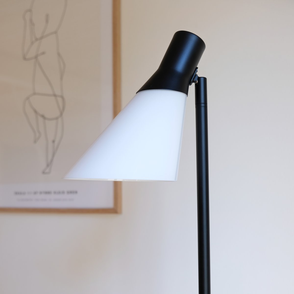 Gent Zwart vloerlamp Van Dyberg Larsen - Gent is een moderne en stijlvolle staande lamp met een lampenkap van opaalglas gecombineerd met zwart metaal.