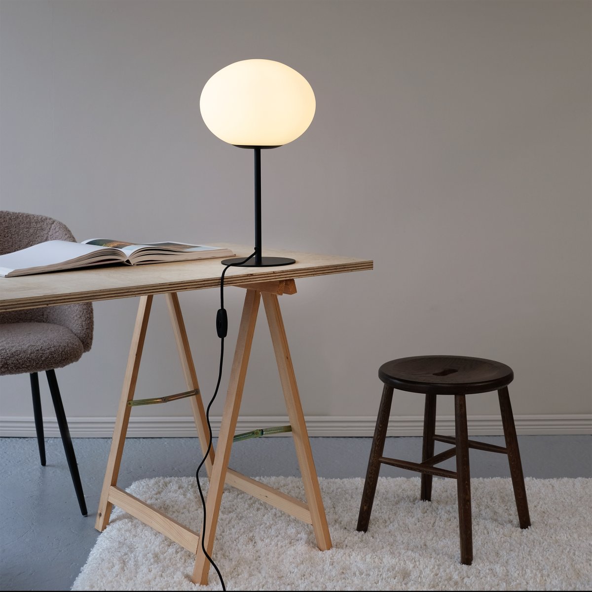 Princess 48cm Zwart tafellamp Van Dyberg Larsen - De Princess tafellamp heeft een tijdloos en minimalistisch design met een matte opaalwitte glazen kap en een zwarte metalen voet.