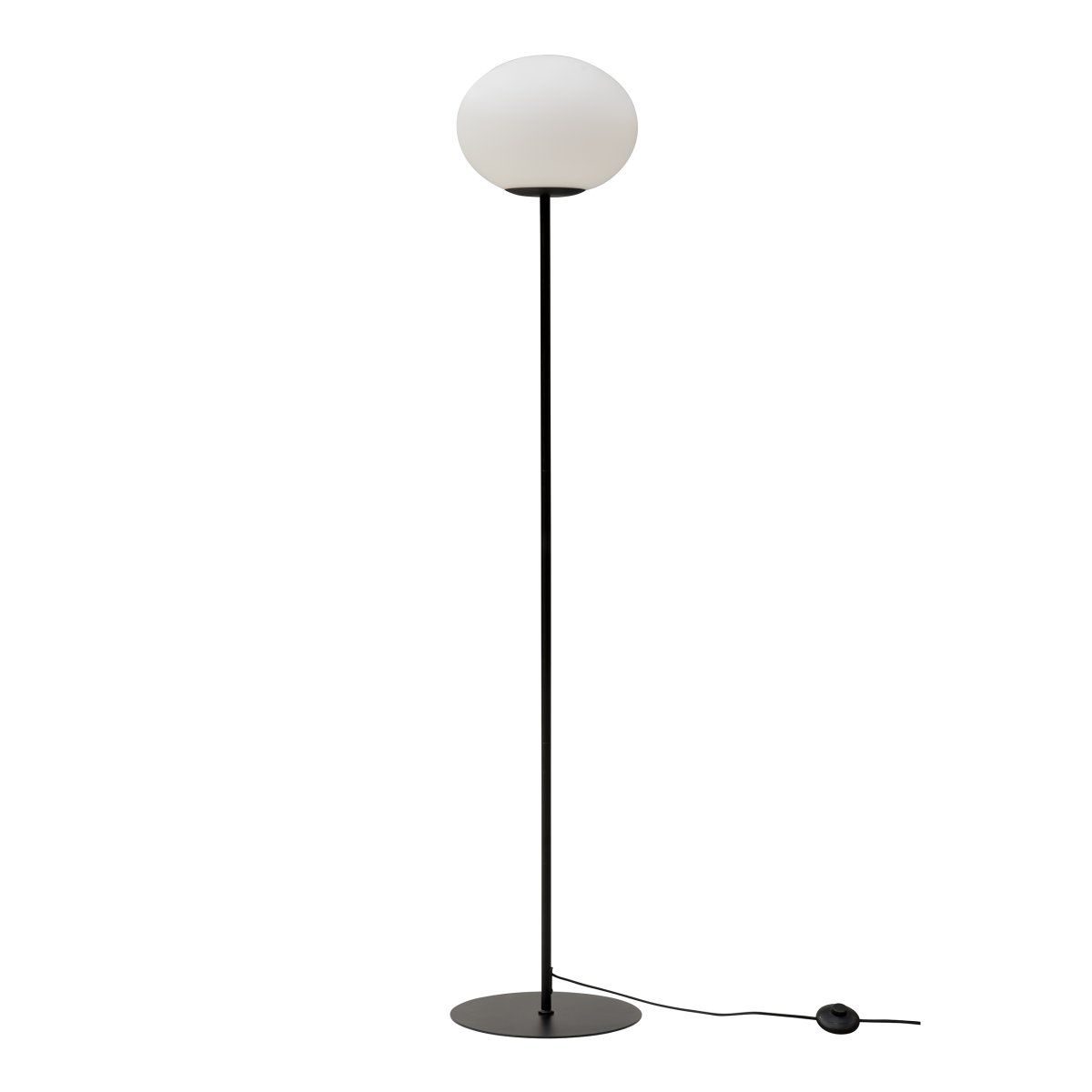 Princess Zwart vloerlamp Van Dyberg Larsen - De Princess vloerlamp heeft een tijdloos en minimalistisch design met een matte opaalwitte glazen kap en een zwarte metalen voet.