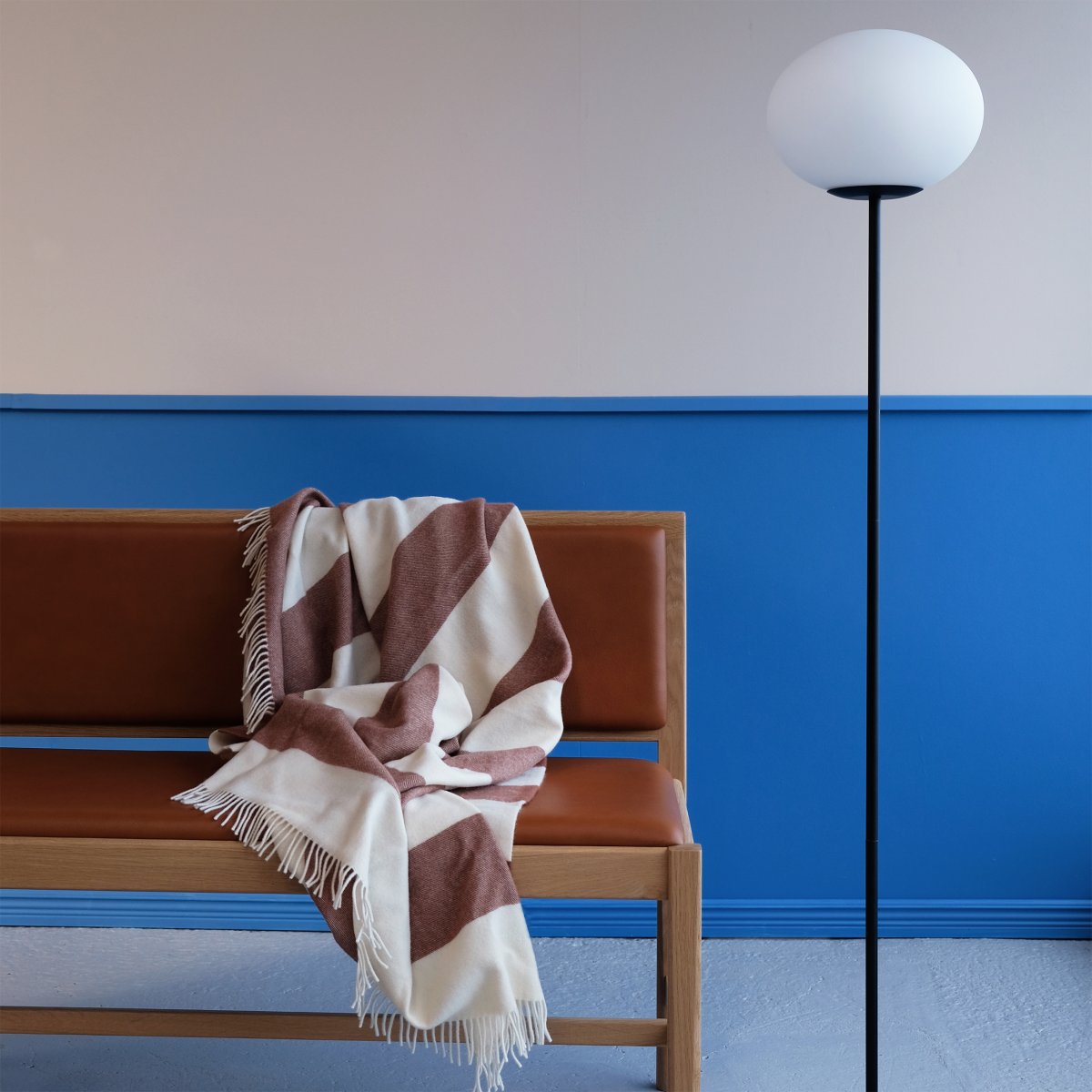 Princess Zwart vloerlamp Van Dyberg Larsen - De Princess vloerlamp heeft een tijdloos en minimalistisch design met een matte opaalwitte glazen kap en een zwarte metalen voet.