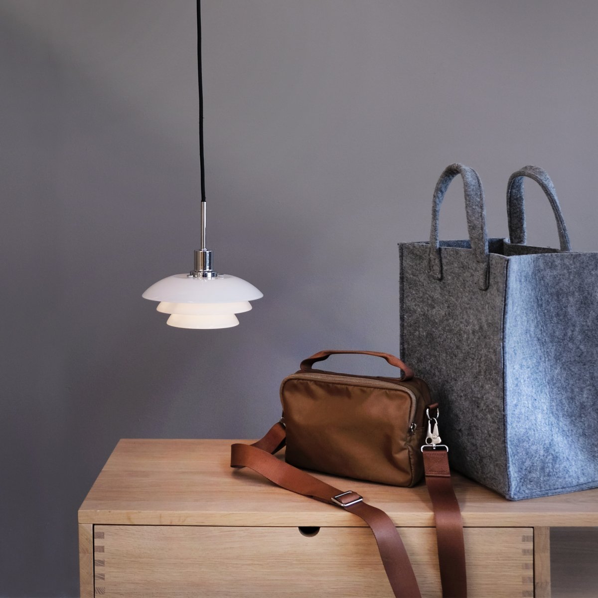 DL20 Ø20 Chroom hanglamp Van Dyberg Larsen - De hanger wordt geleverd met een 3 meter lang zwart textielsnoer en heeft een klassiek en modern design met mondgeblazen glas.