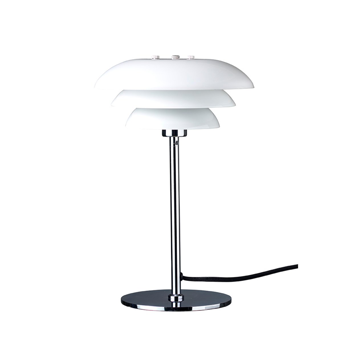 DL20 30cm Chroom tafellamp Van Dyberg Larsen - De DL20 met opaalglas en chromen voet geeft uw huis een elegante en stijlvolle upgrade.