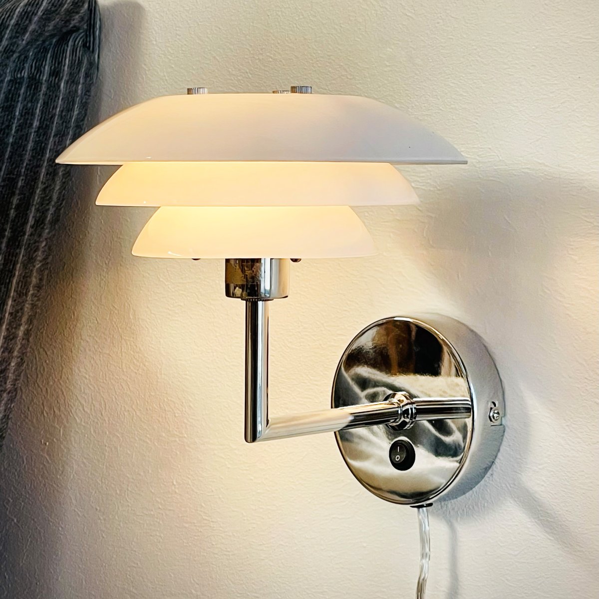 DL20 Chroom wandlamp Van Dyberg Larsen - De DL20 wandlamp heeft een klassiek en eenvoudig design met drie kappen die een mooi en schitteringsvrij licht cre&euml;ren.
