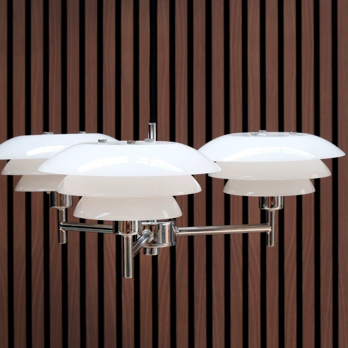 DL20 Ø50 Chroom hanglamp Van Dyberg Larsen - Het mondgeblazen opaalglas is een terugkerend thema in verschillende ontwerpen van Dyberg Larsen, waardoor u de lampen binnen de serie naar eigen wens kunt combineren.