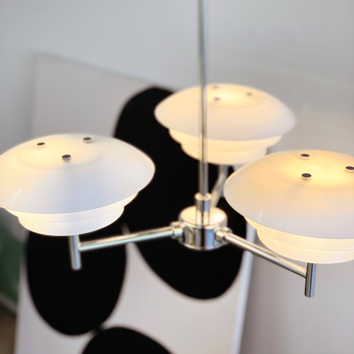 DL20 Ø50 Chroom hanglamp Van Dyberg Larsen - Het mondgeblazen opaalglas is een terugkerend thema in verschillende ontwerpen van Dyberg Larsen, waardoor u de lampen binnen de serie naar eigen wens kunt combineren.