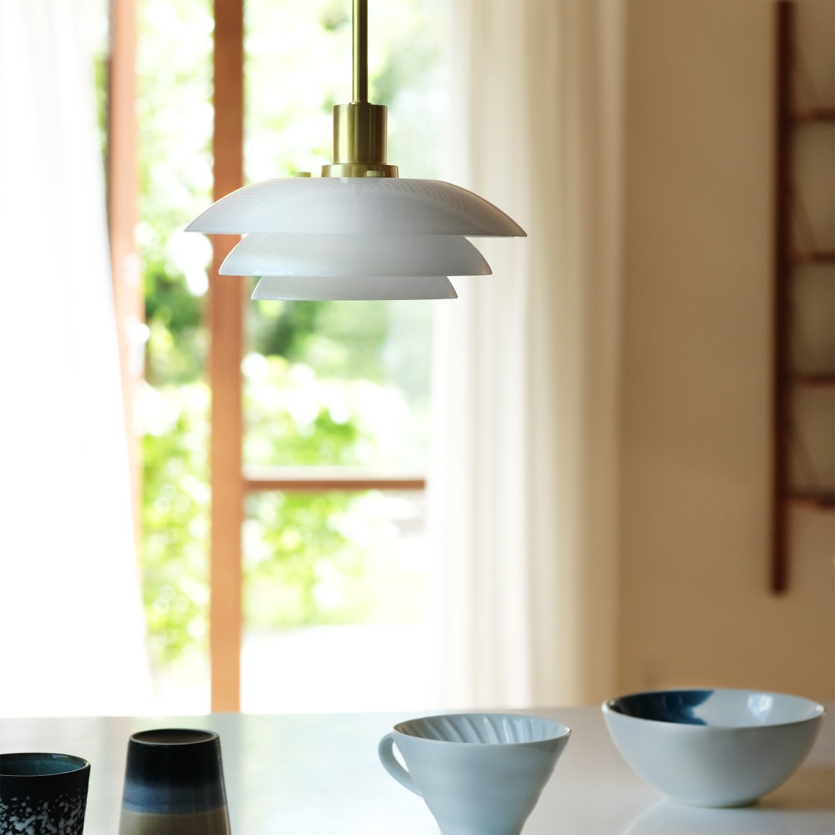 DL20 Ø20 Messing hanglamp Van Dyberg Larsen - De hanger wordt geleverd met een 3 meter lang wit textielsnoer en heeft een klassiek en modern design met mondgeblazen glas.